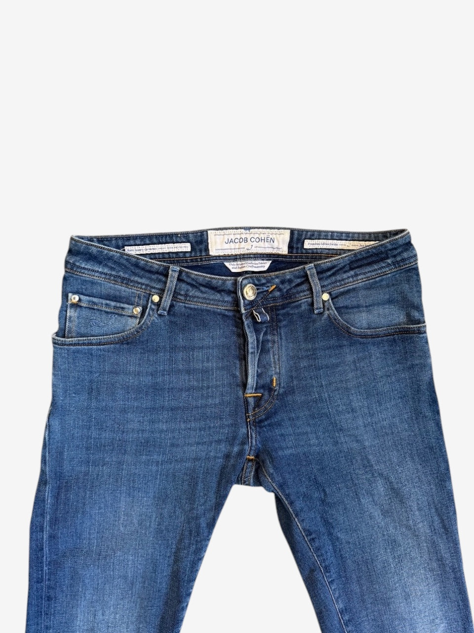 Nordic Jeans Co. Jacob Cohën J622 tailored medium-blue denim jeans with signature branding and five-pocket design.