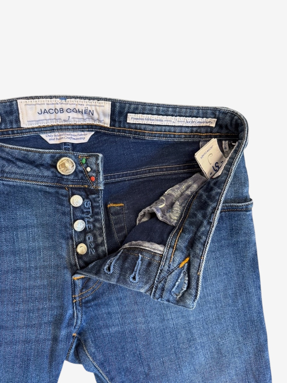 Nordic Jeans Co. Jacob Cohën J622 medium-blue denim jeans featuring branded button fly and patterned interior lining.