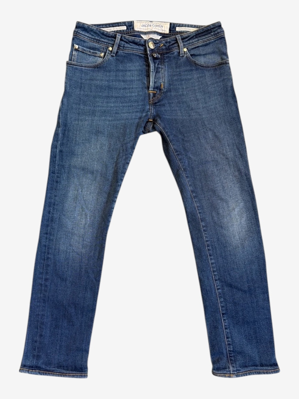 Nordic Jeans Co. Jacob Cohën J622 tailored medium-blue denim jeans with a classic five-pocket design.
