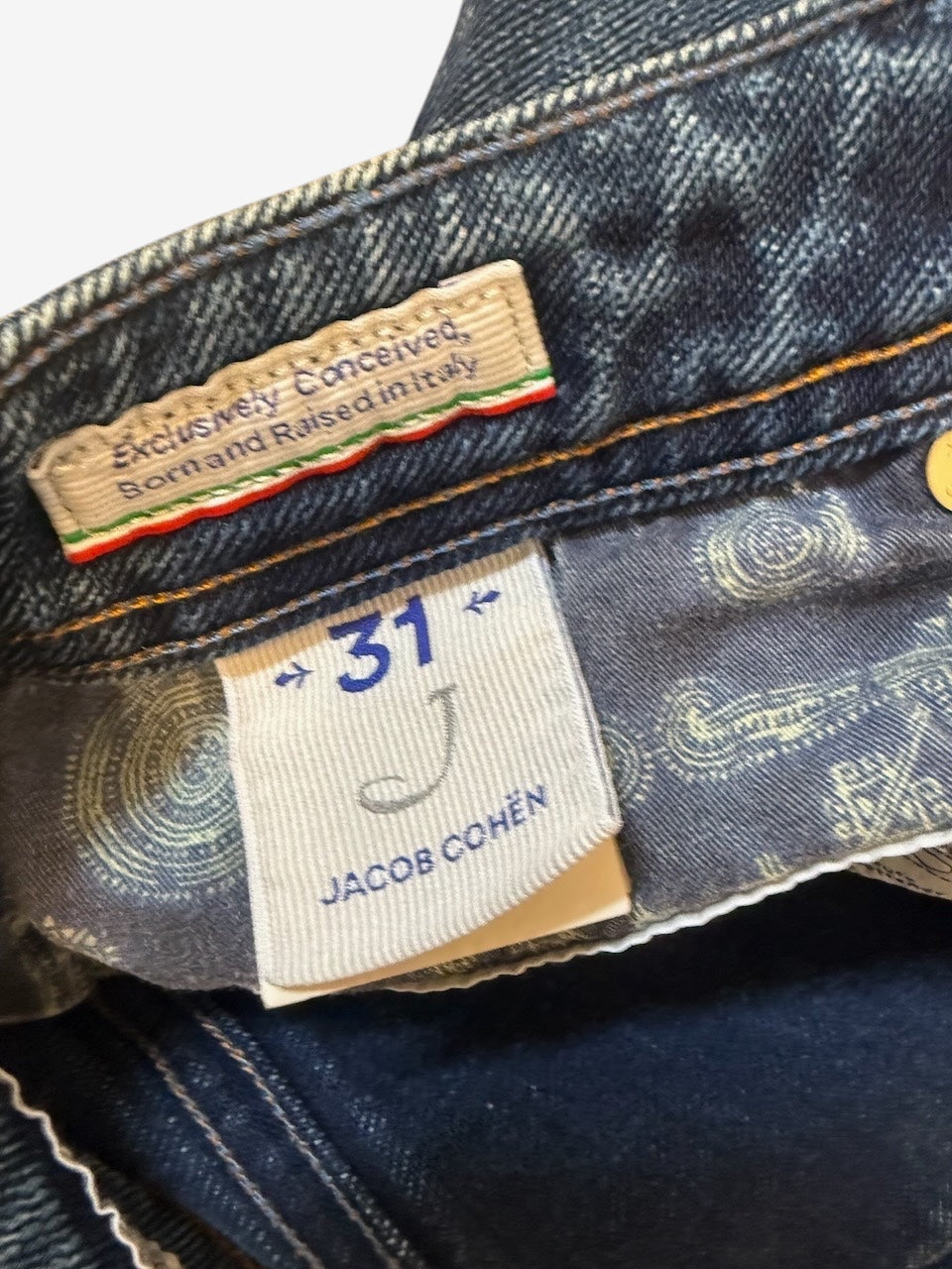 Nordic Jeans Co. Jacob Cohën J622 denim jeans interior label with size 31 and Italian craftsmanship detail